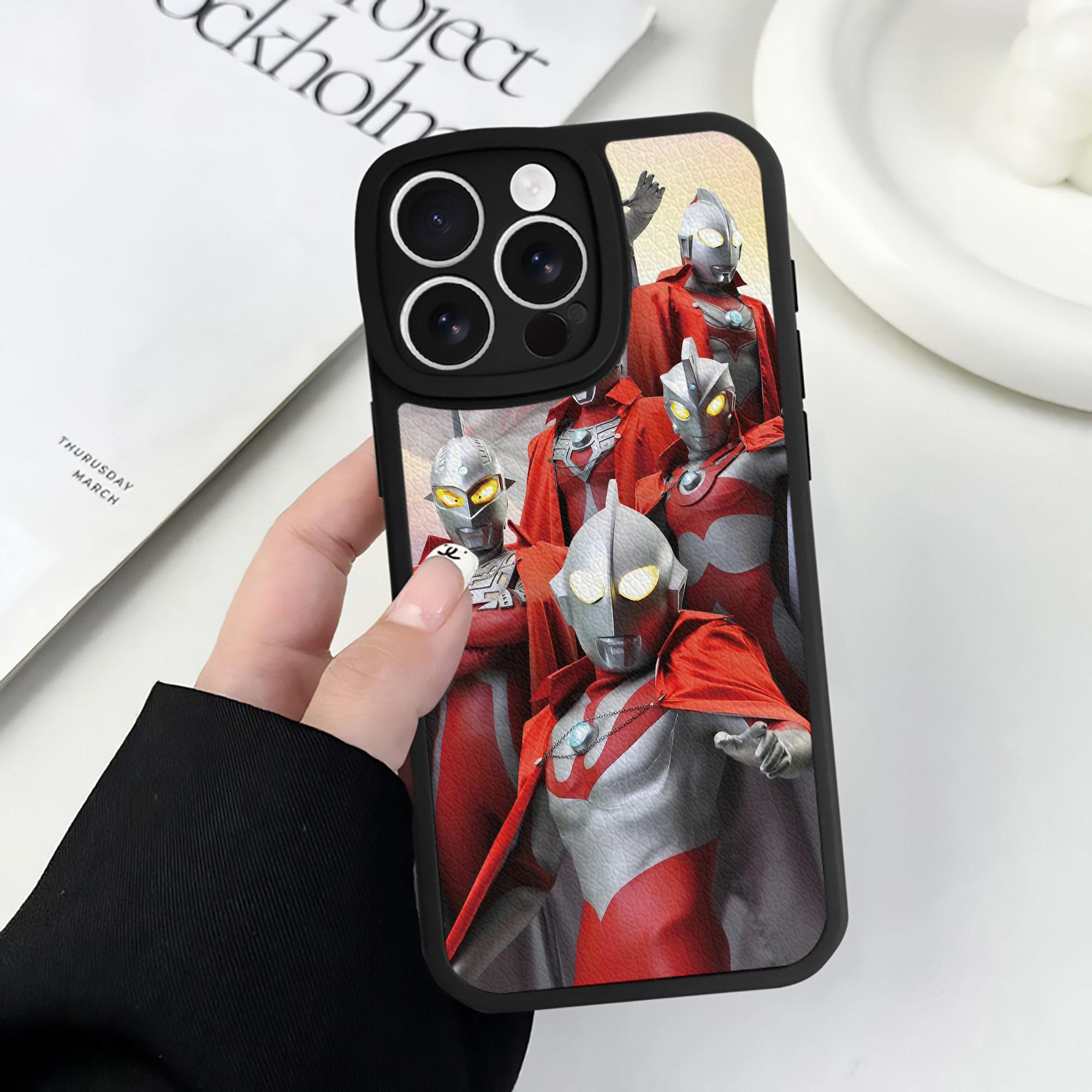 （画像用） ウルトラマン Ultraman 【iPhone 16シリーズ対応】シリコンスマホケース（レザー調） 材質：シリコン